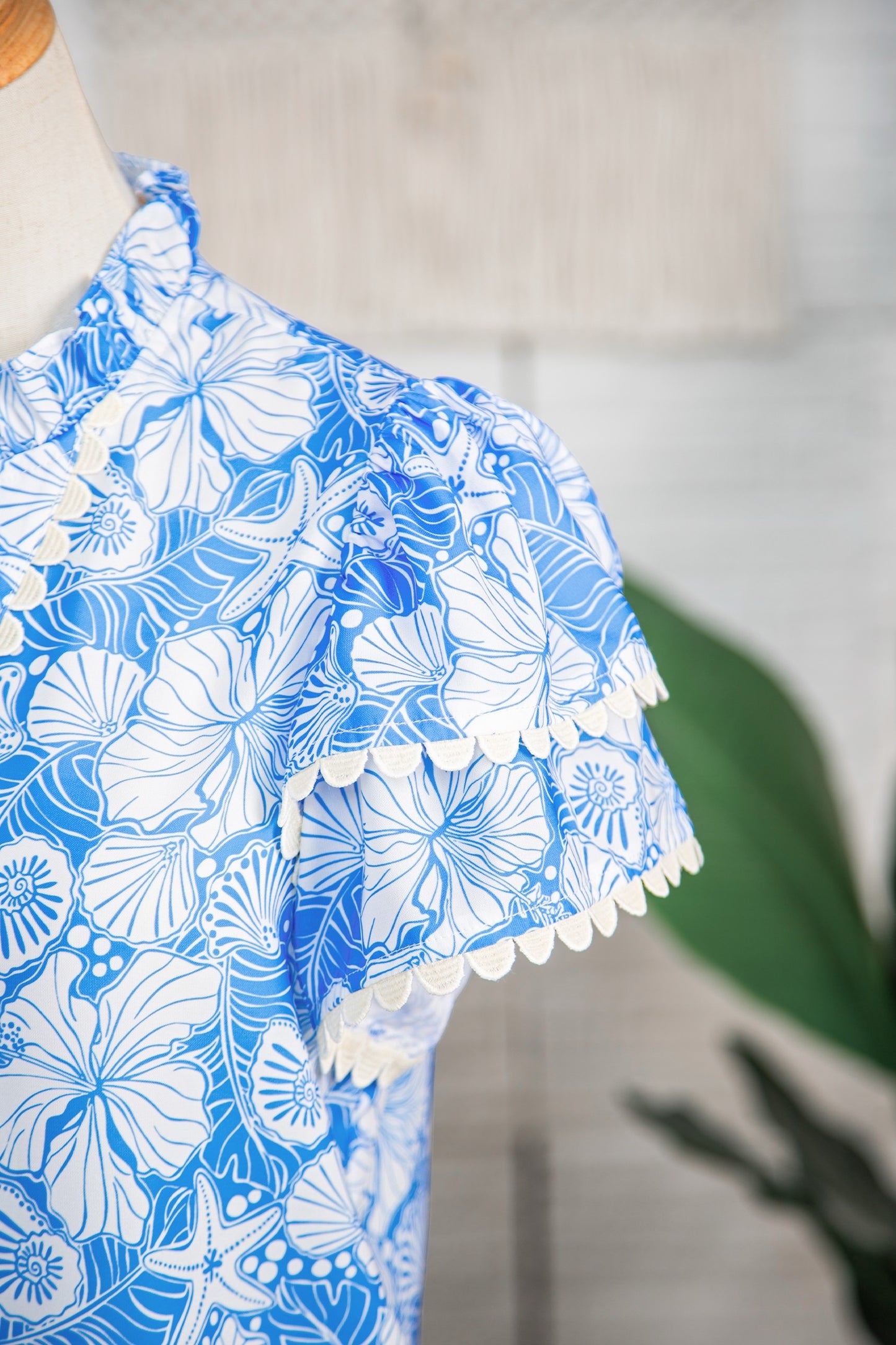 Blue Floral Print Scalloped Trim V Neck Short Sleeve Blouse